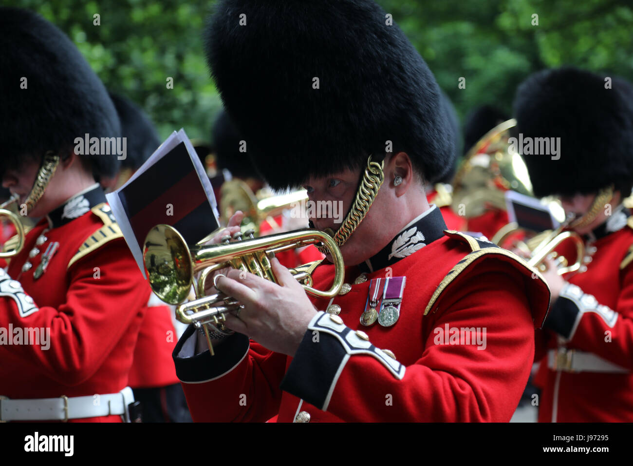 I membri della divisione di uso domestico marzo giù Birdcage a piedi e il centro di Londra, durante le prove per Trooping il colore il 31 maggio 2017. Foto Stock