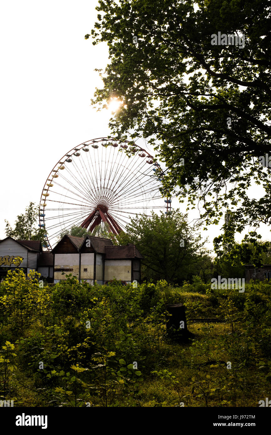 Berlino, 12 maggio: vecchia ruota panoramica Ferris al Spreepark abbandonati a Berlino Treptow il 12 maggio 2017. Foto Stock