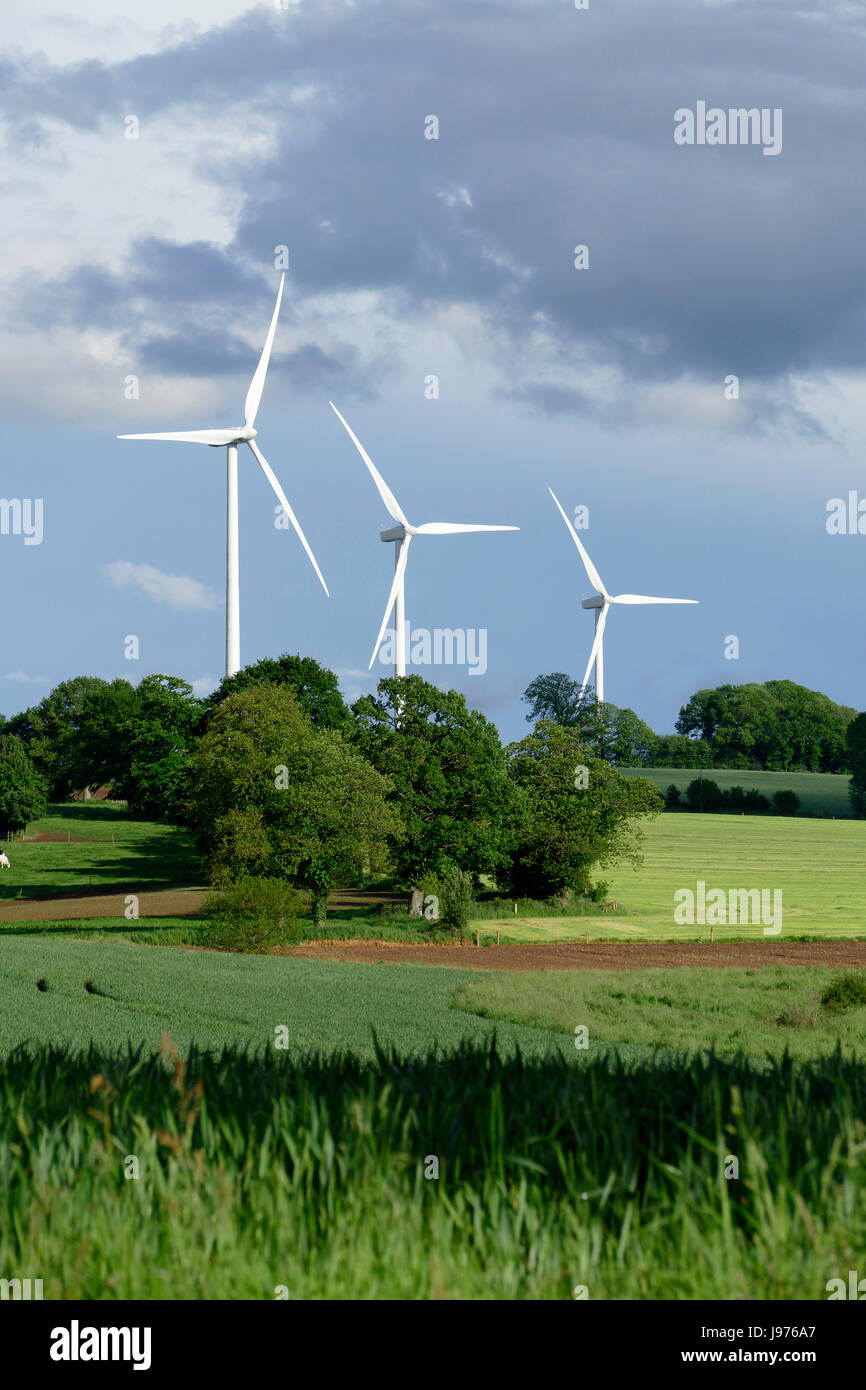 Le turbine eoliche in terreni agricoli (Nord Mayenne, Pays de la Loire, Francia). Foto Stock