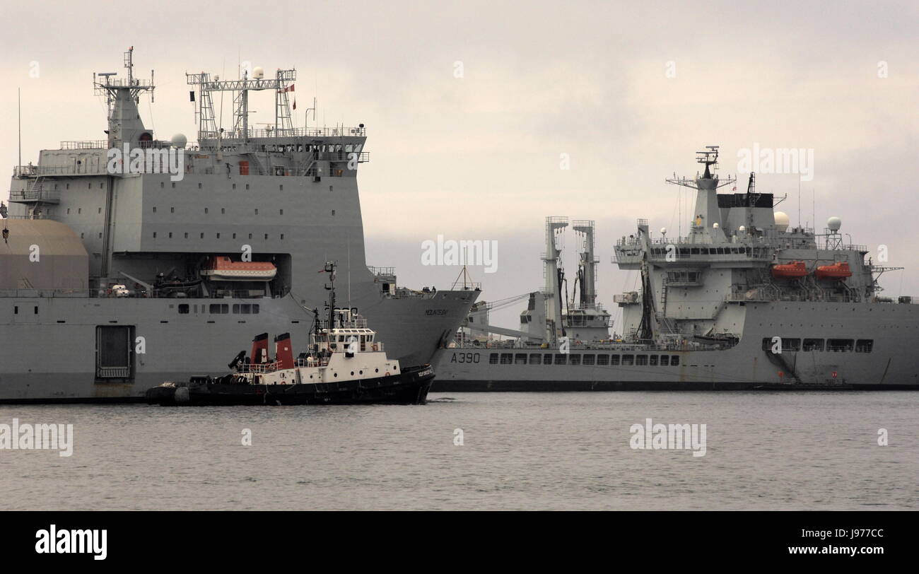 AJAXNETPHOTO. 29 maggio, 2017. PLYMOUTH in Inghilterra. - Nel passaggio - RFA nave appoggio Mounts Bay (sinistra) verso l'esterno legato al mare dal suono passando RFA righello di onda (a destra). Foto:JONATHAN EASTLAND/AJAX REF:D172905 6534 Foto Stock