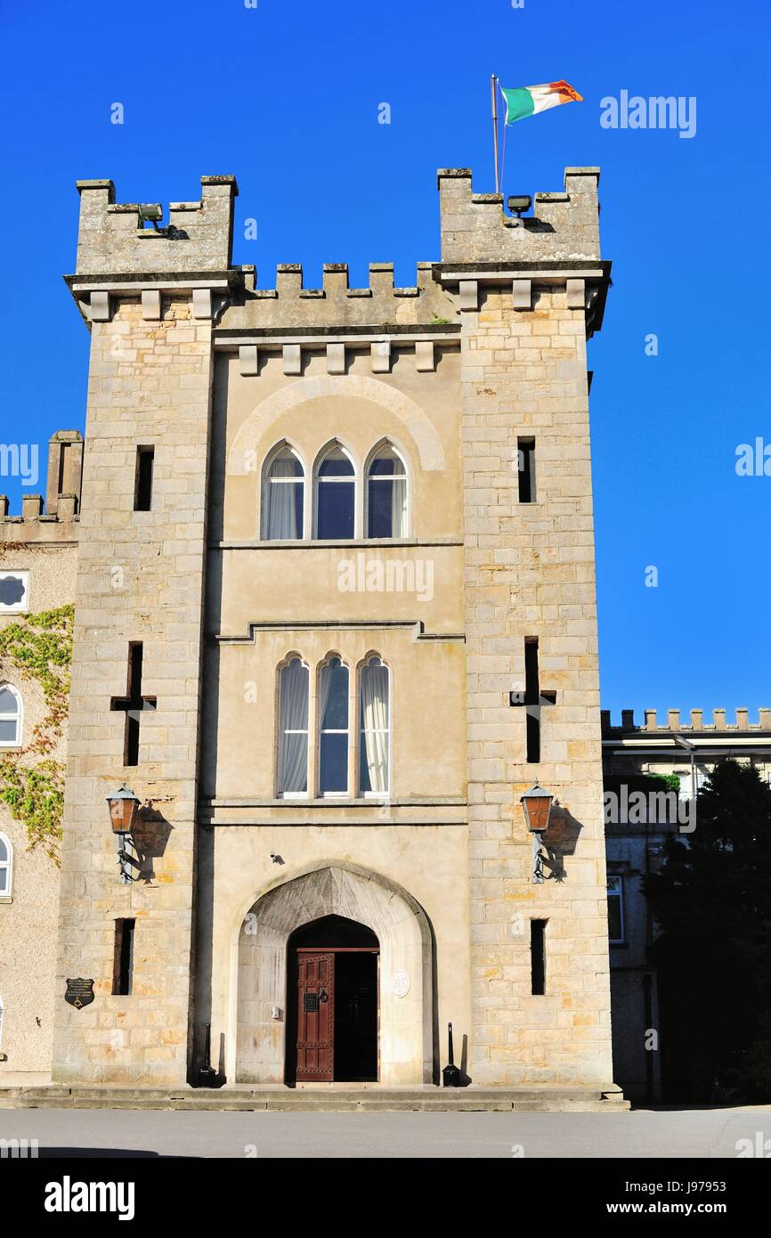 Ingresso principale a Cabra Castle vicino a Cabra, nella contea di Cavan, Irlanda. Il castello, costruito nei primi anni del 1800 ora è un hotel di lusso. Foto Stock