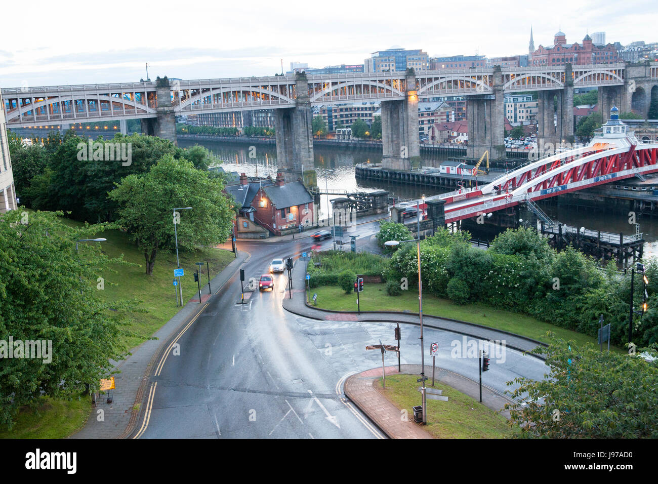 Vista del Bridge Street e alto livello Bridge Foto Stock