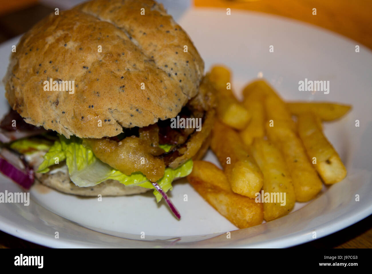 Hamburger e patatine su una piastra Foto Stock