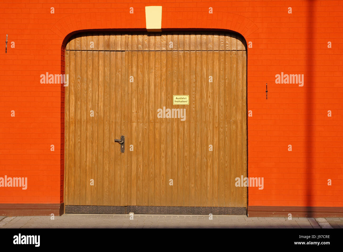 Garage, mattoni, granaio, il clinker, arco circolare, porta di garage, house, edilizia, legno, Foto Stock