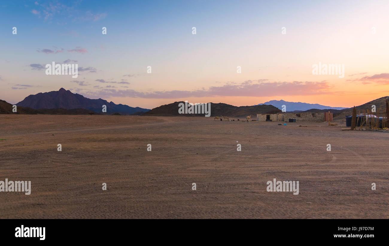 Splendido paesaggio,Arabian deserto di pietra, Egitto con le montagne al tramonto.Per il diritto delle popolazioni nomadi del deserto di capanne, Foto Stock