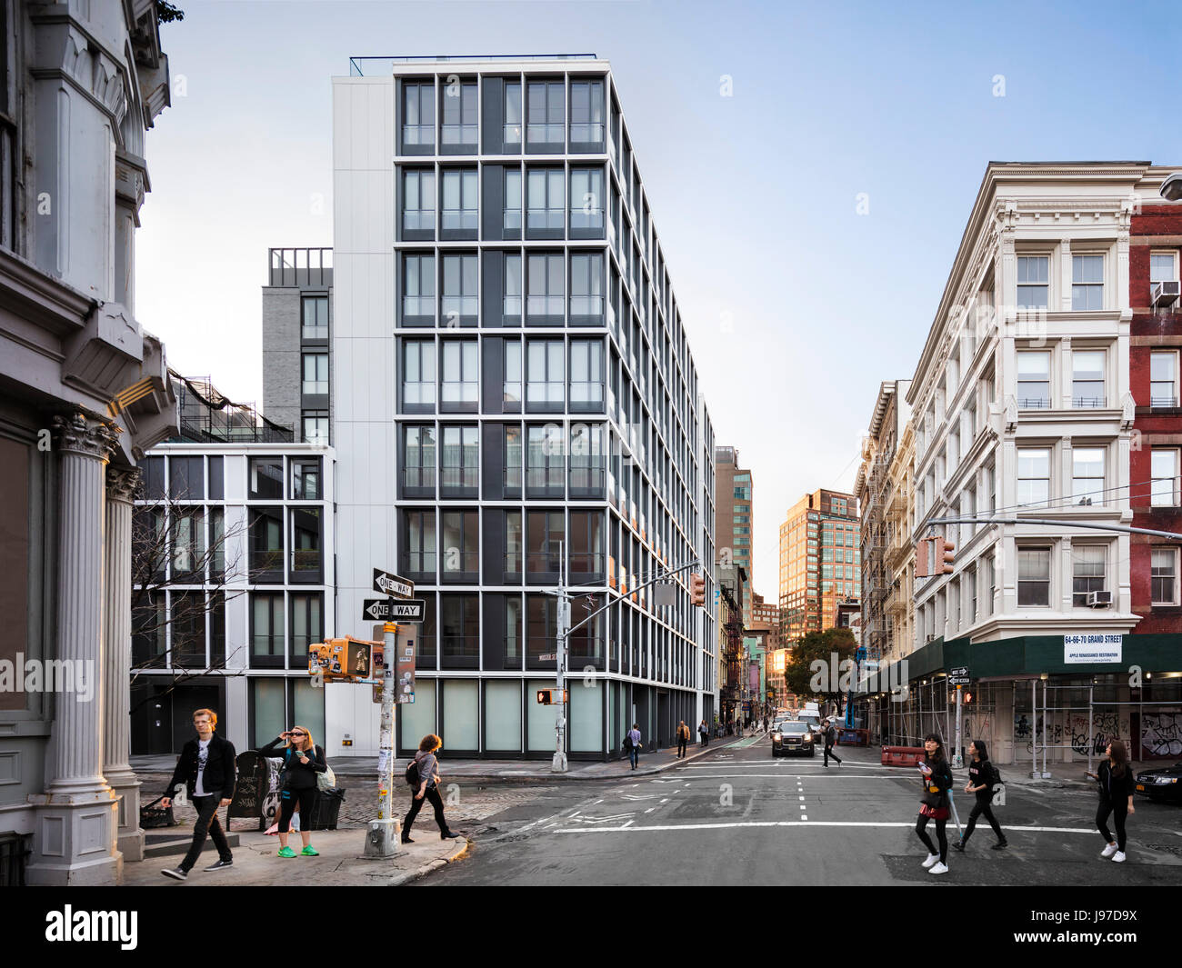 Contestuale angolo esterno vista guardando verso est su Grand Street al crepuscolo. 27 Wooster Street, New York, Stati Uniti. Architetto: Kohn Pedersen Fox Associa Foto Stock