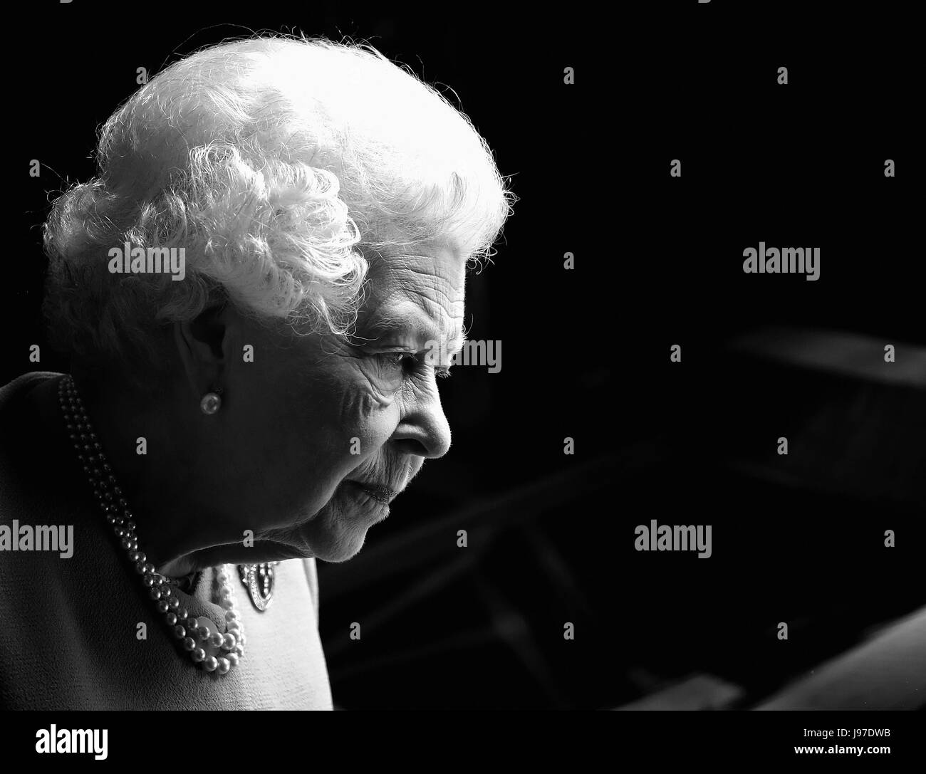 Nota dell'editore: Questa immagine è stata convertita in bianco e nero la Regina Elisabetta II visita trasportatori' Hall per un pranzo in occasione del settantesimo anniversario della sua maestà per sua ammissione alla libertà della società a Londra. Foto Stock