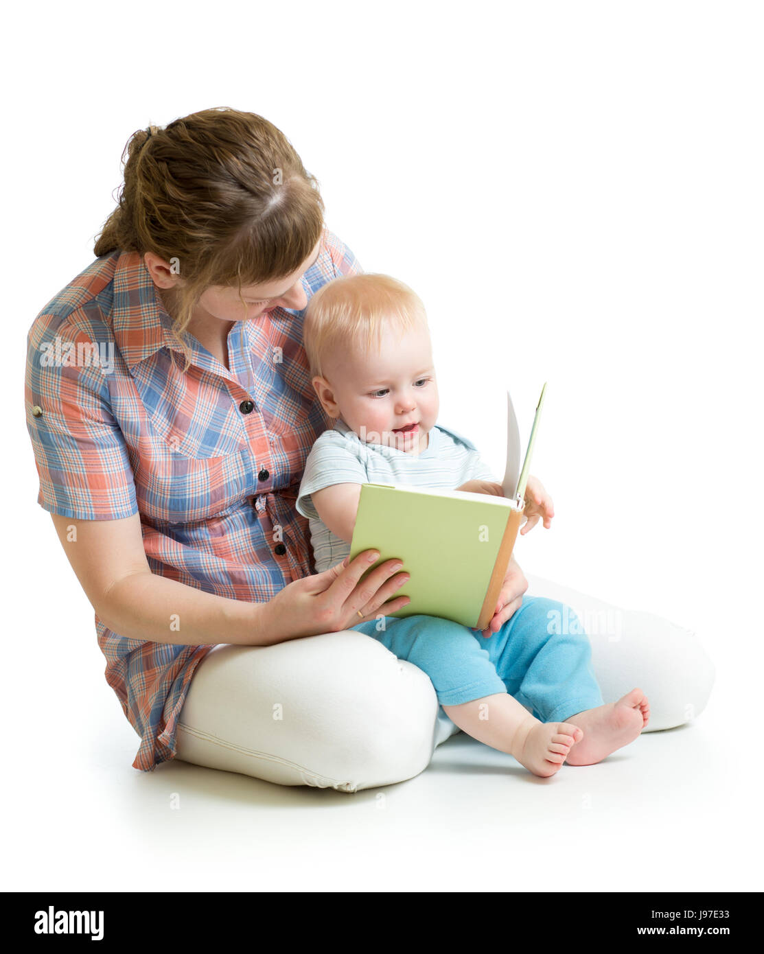 La madre e il bambino la lettura di un libro insieme Foto Stock