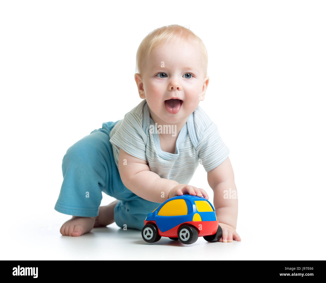 Baby boy giocando con auto giocattolo isolato su bianco Foto Stock