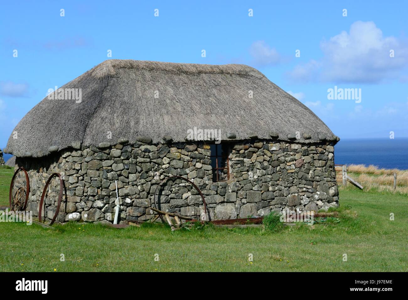 Skye Museum of Island Life cottage con il tetto di paglia Kilmuir isola di Skye in Scozia Foto Stock