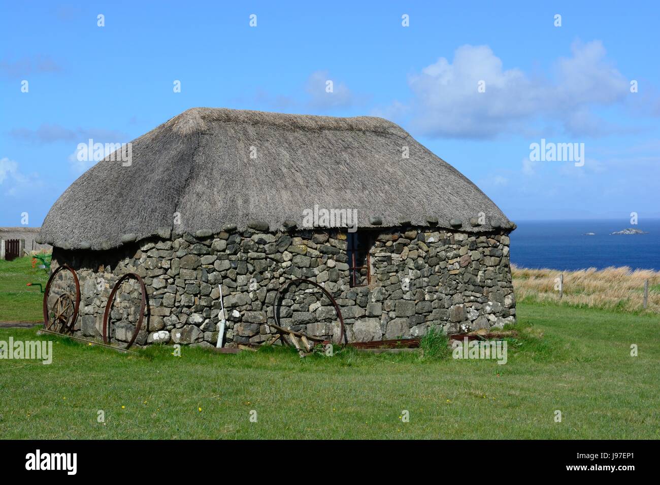 Skye Museum of Island Life cottage con il tetto di paglia Kilmuir isola di Skye in Scozia Foto Stock