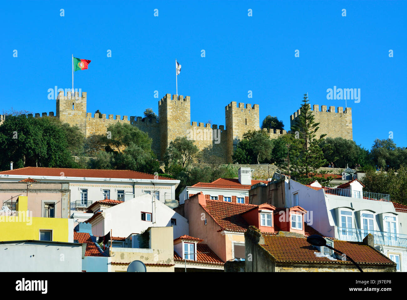 Il castello Sao Jorge e al centro storico. Lisbona, Portogallo Foto Stock