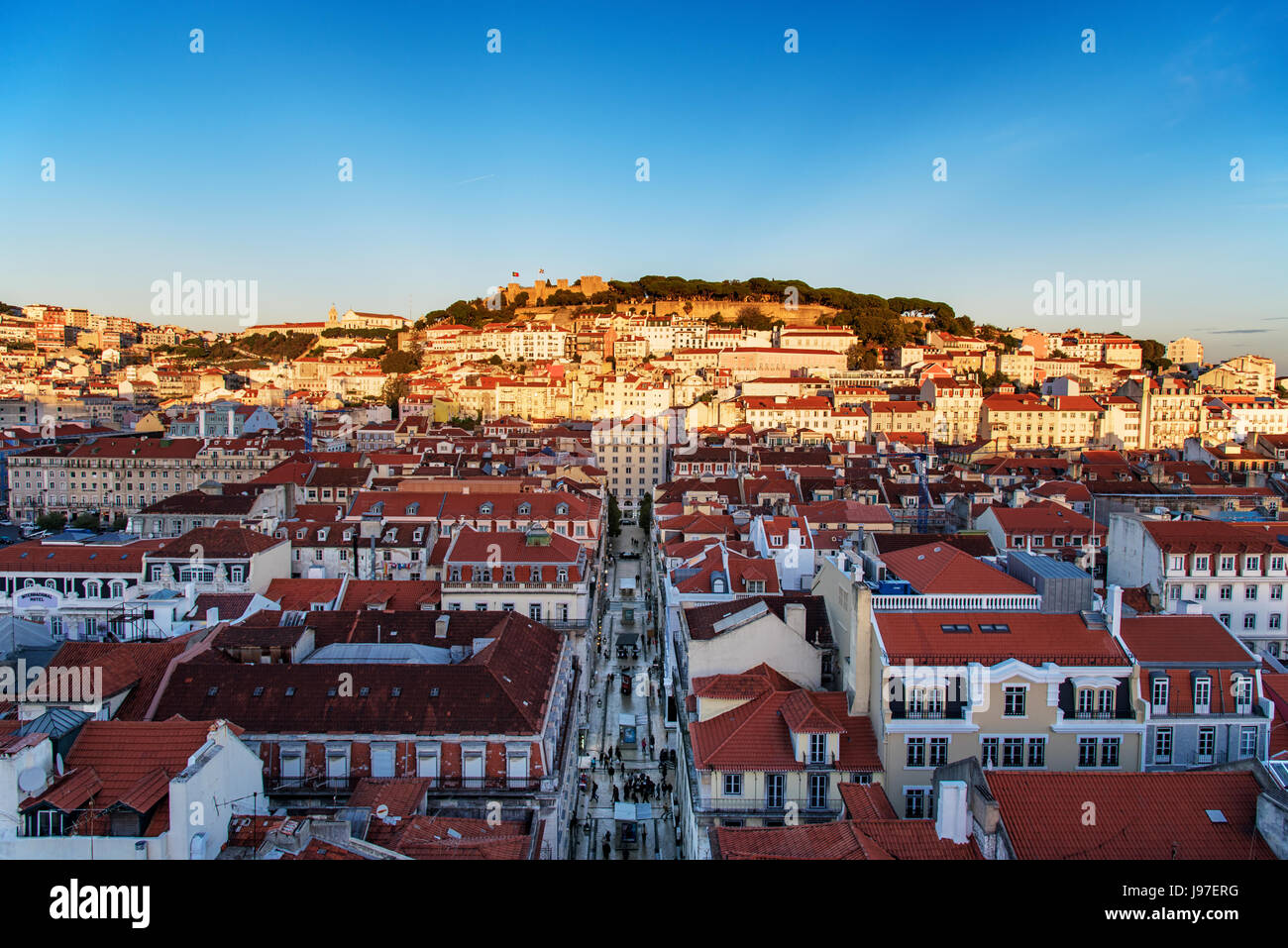Il centro storico e il castello Sao Jorge al tramonto. Lisbona, Portogallo Foto Stock