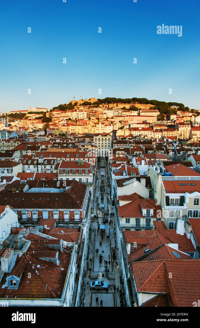 Il centro storico e il castello Sao Jorge al tramonto. Lisbona, Portogallo Foto Stock