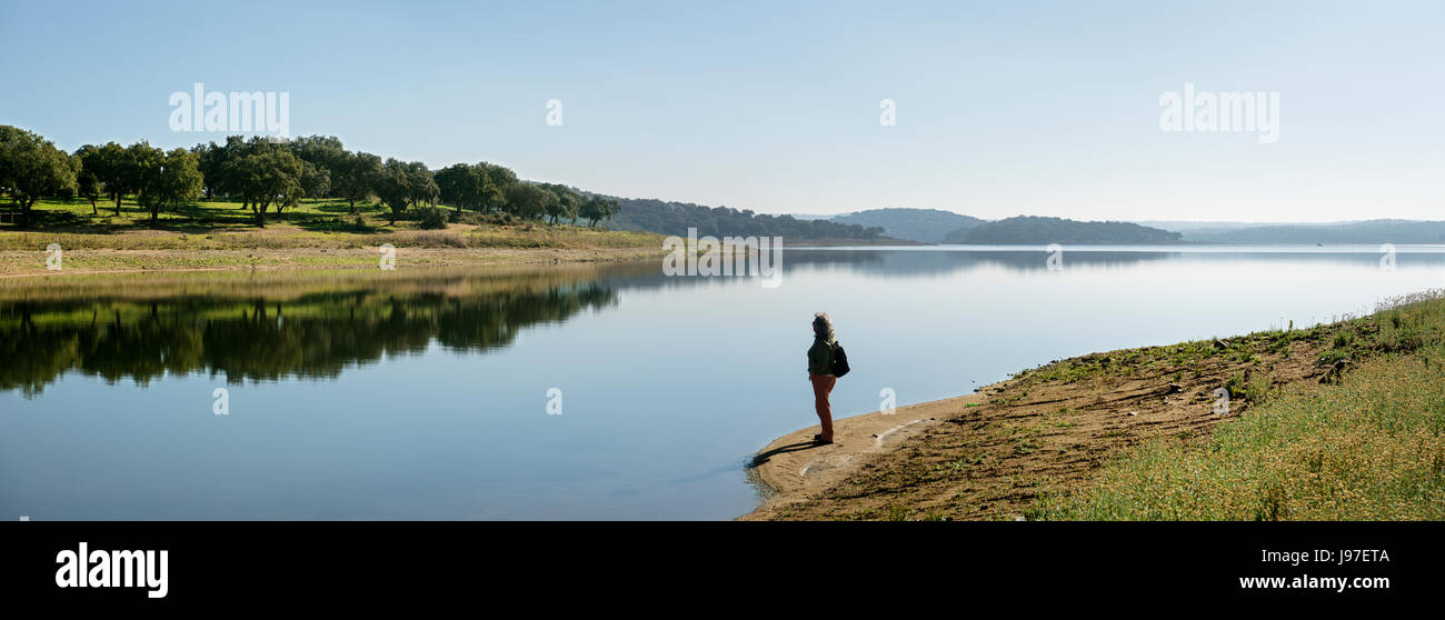 La tranquillità di Minutos diga vicino Arraiolos. Alentejo, Portogallo Foto Stock
