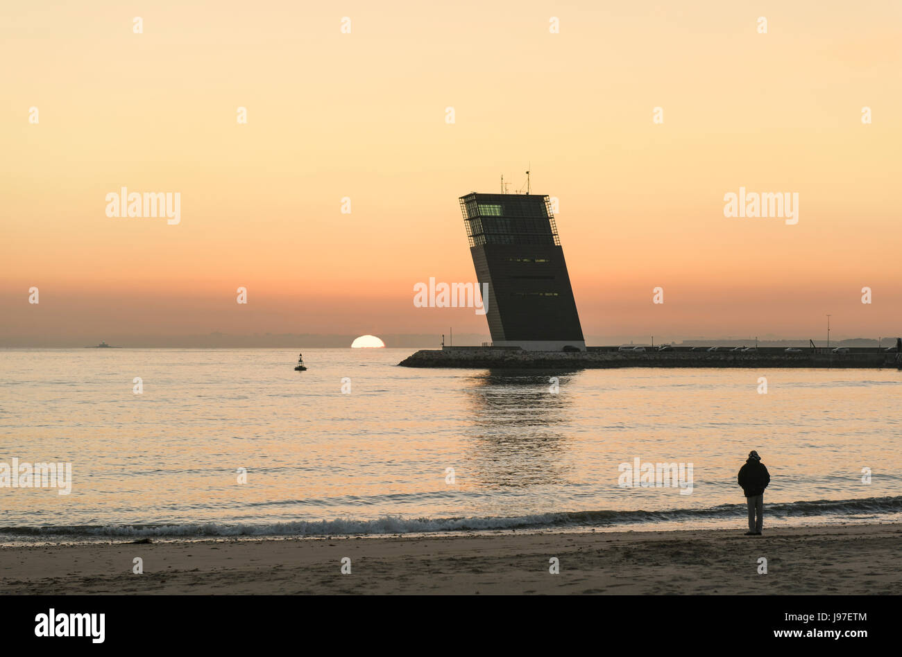 La torre di controllo marittimo in Alges, che si affaccia sul fiume Tago. Un progetto contemporaneo dall'architetto Goncalo Byrne. Lisbona, Portogallo Foto Stock