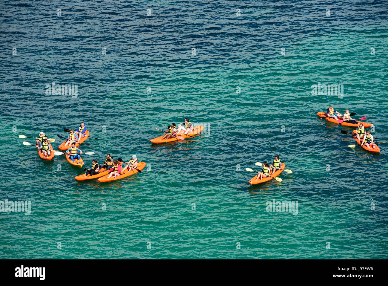Canoa con i turisti nei pressi di Ponta da Piedade. Lagos, Portogallo Foto Stock