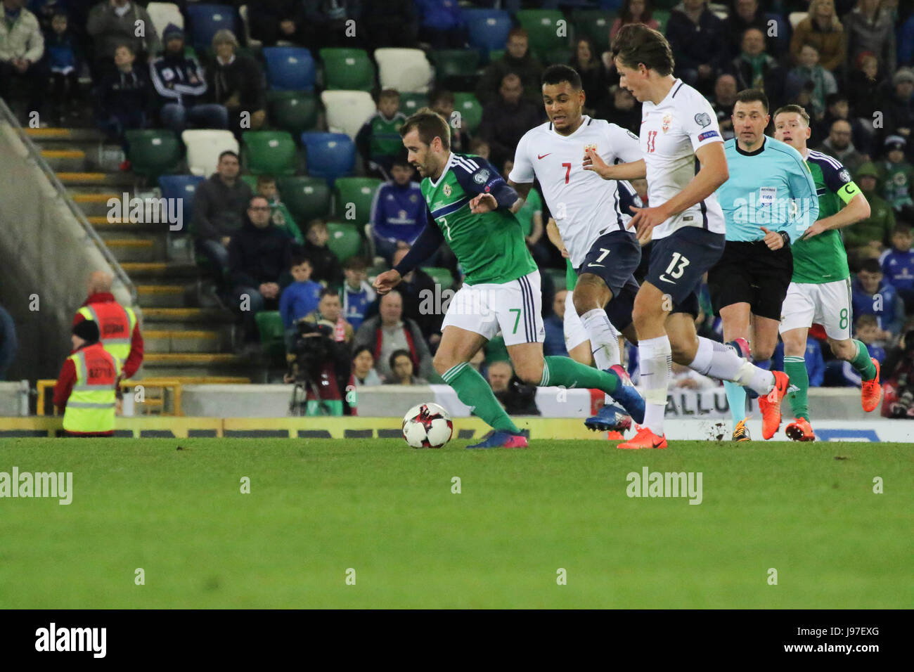 Stadio Nazionale al Windsor Park di Belfast. Il 26 marzo 2017. 2018 World Cup Qualifier - Irlanda del Nord 2 Norvegia 0. In Irlanda del Nord la Niall McGinn (7 - verde) in azione. Foto Stock