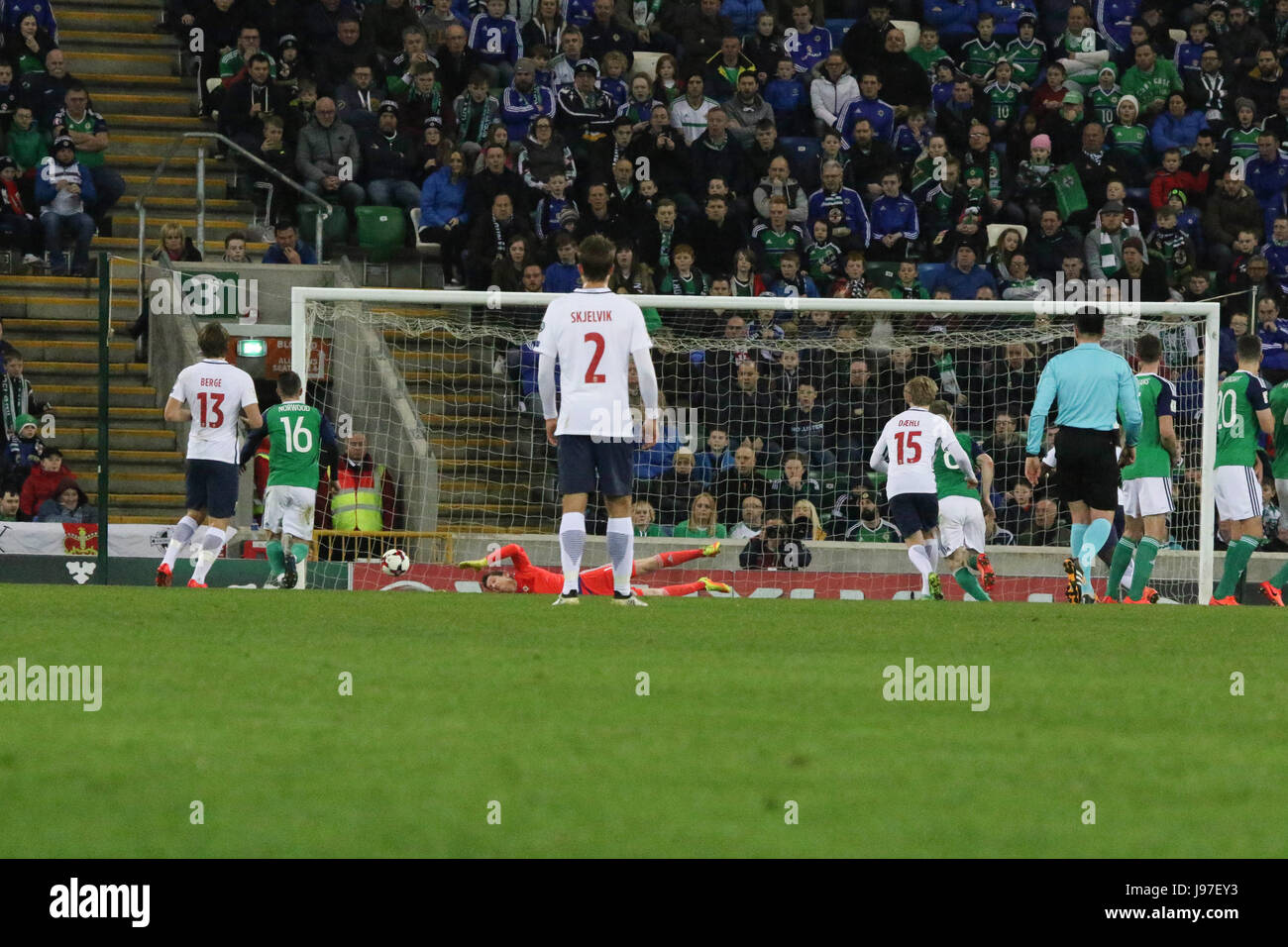 Stadio Nazionale al Windsor Park di Belfast. Il 26 marzo 2017. 2018 World Cup Qualifier - Irlanda del Nord 2 Norvegia 0. In Irlanda del Nord la Michael McGovern (1) in azione. Foto Stock