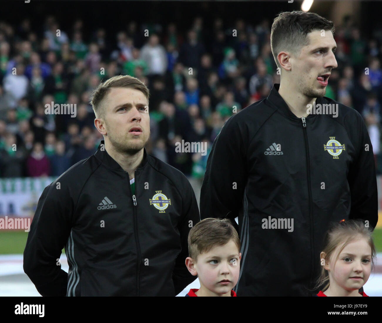 Stadio Nazionale al Windsor Park di Belfast. Il 26 marzo 2017. 2018 World Cup Qualifier - Irlanda del Nord 2 Norvegia 0. In Irlanda del Nord la Jamie Ward (sinistra) e Craig Cathcart prima di kick-off. Foto Stock