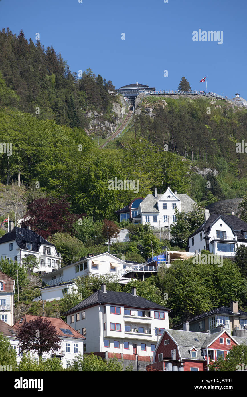 La vista da Fløyen oltre la città di Bergen è eccezionale, specialmente in una bella giornata di sole. Foto Stock