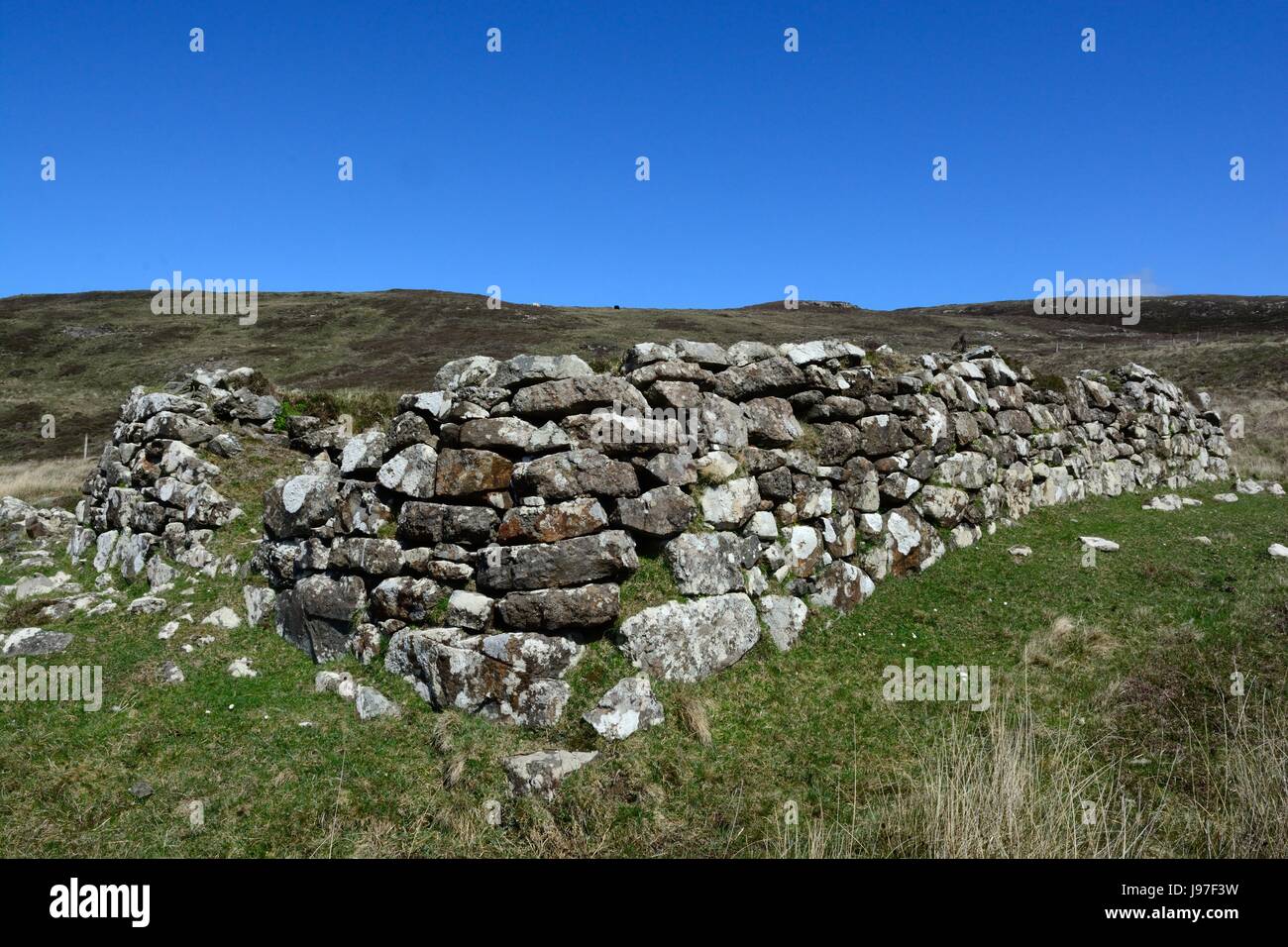 Le antiche pareti di pietra di rovine crofters abbandonati bungalow villaggio abbandonato di Erisco Duntulm Totternish Skye Scotalnd UK GB Foto Stock