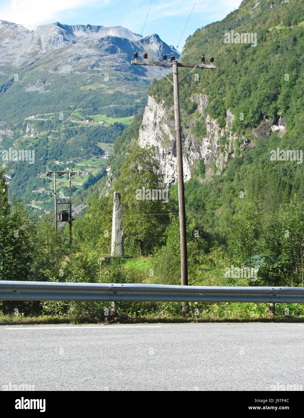 La linea di alimentazione passa attraverso le montagne Foto Stock