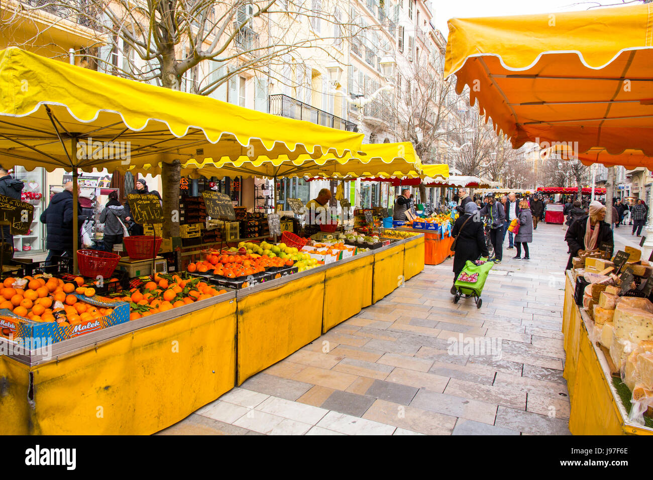 Il mercato di Cours Lafayette, dotate di una colorata varietà di frutta e verdura e altri prodotti alimentari, è un famoso punto di riferimento della città di Tolone, Francia. Foto Stock