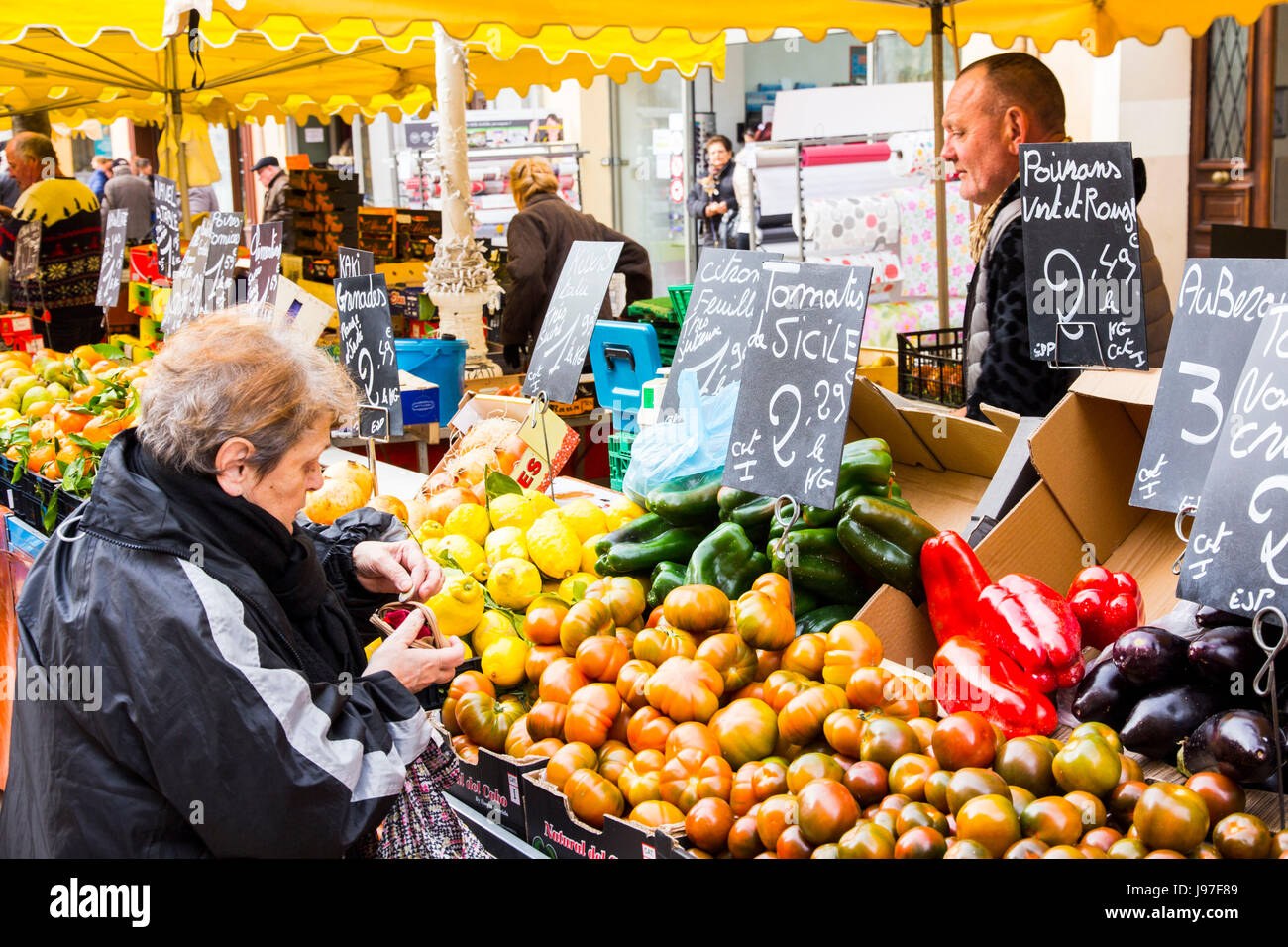 Il mercato di Cours Lafayette, dotate di una colorata varietà di frutta e verdura e altri prodotti alimentari, è un famoso punto di riferimento della città di Tolone, Francia. Foto Stock