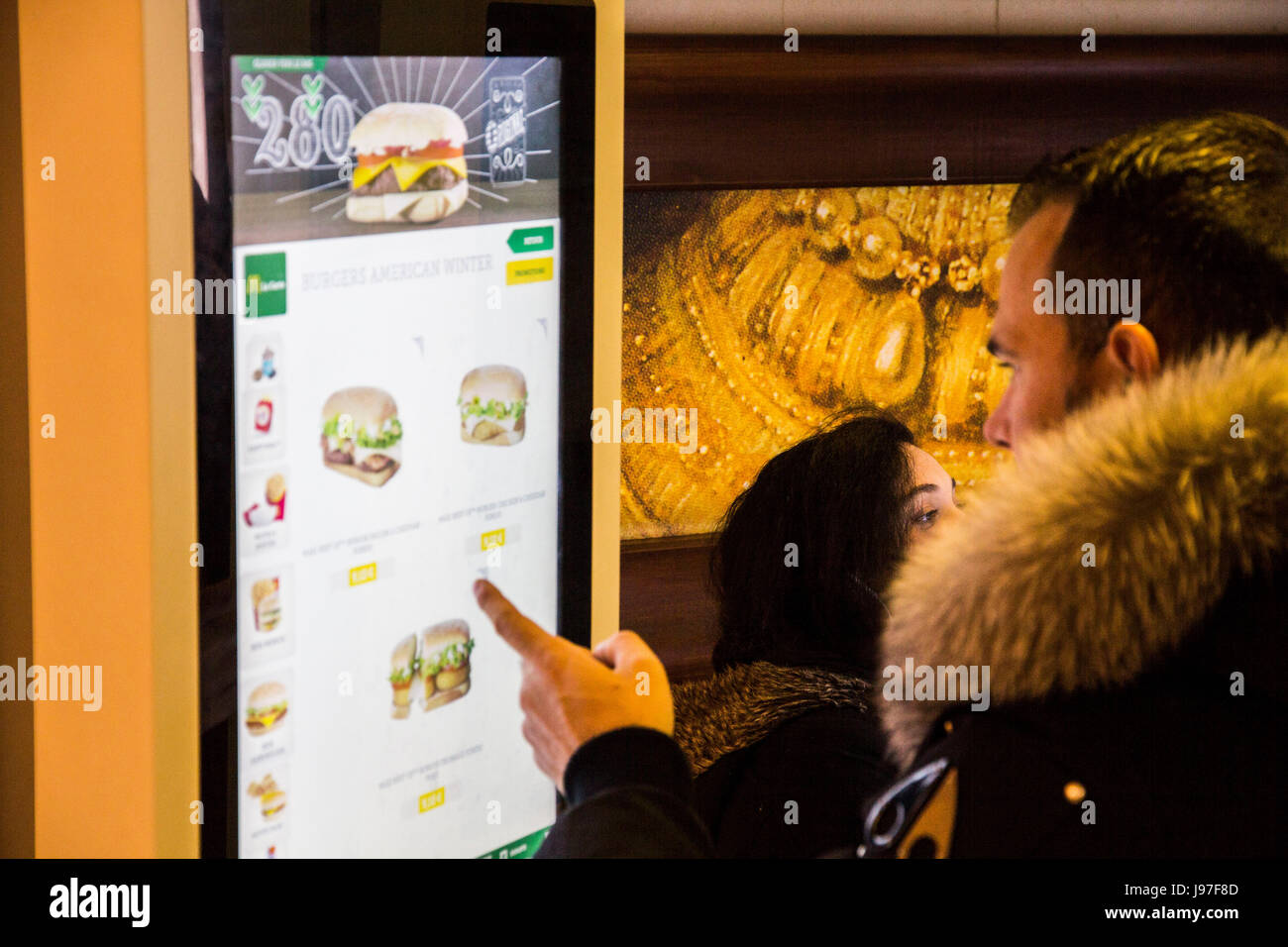 McDonald è rolling out touch-screen self-ordering chioschi, come si vede qui a Tolone, Francia nel marzo 2016, presso la maggior parte dei suoi 7,900 ristoranti in Europa Foto Stock