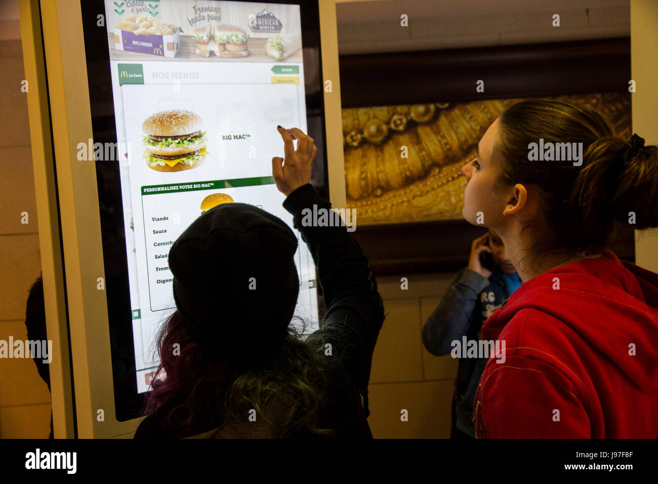 McDonald è rolling out touch-screen self-ordering chioschi, come si vede qui a Tolone, Francia nel marzo 2016, presso la maggior parte dei suoi 7,900 ristoranti in Europa Foto Stock