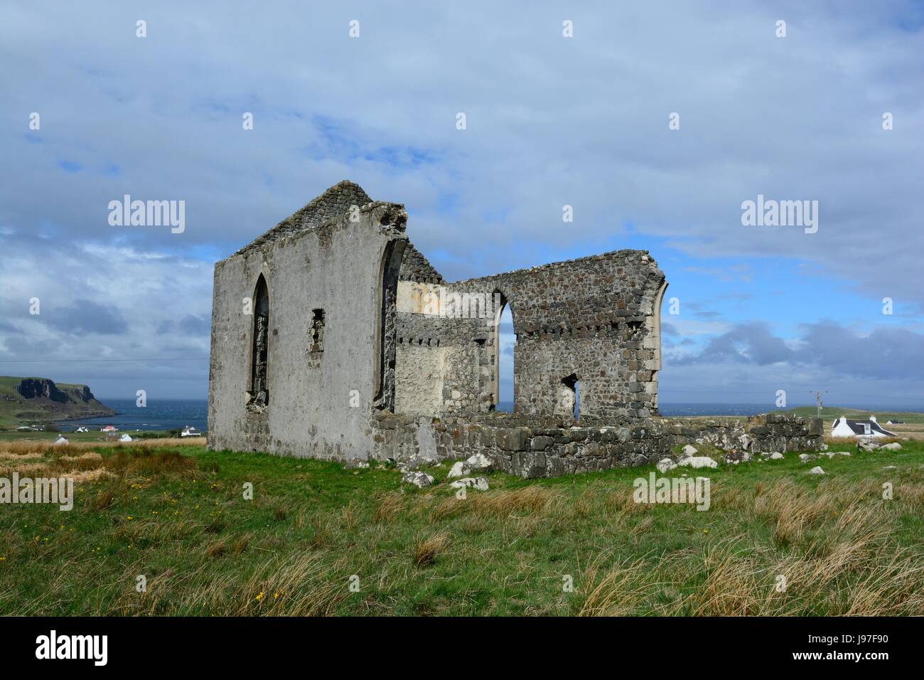 Rovine della vecchia chiesa Kilmuir affacciato Camas Mor Bay ben noto punto di riferimento Kilmuir Isola di Skye in Scozia UK Foto Stock