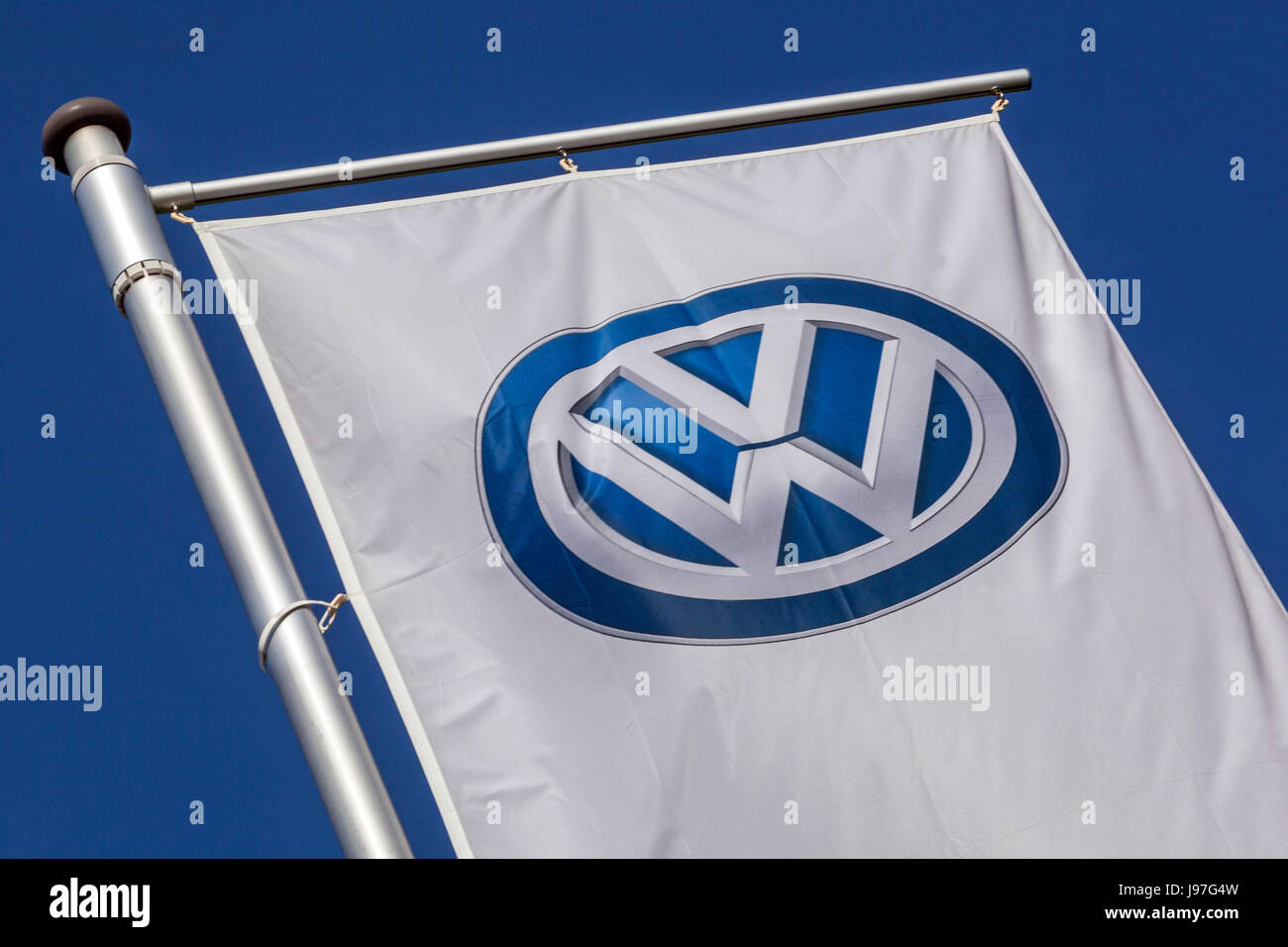 Logo VW segno Volkswagen Logo VW bandiera Germania, Europa Foto Stock