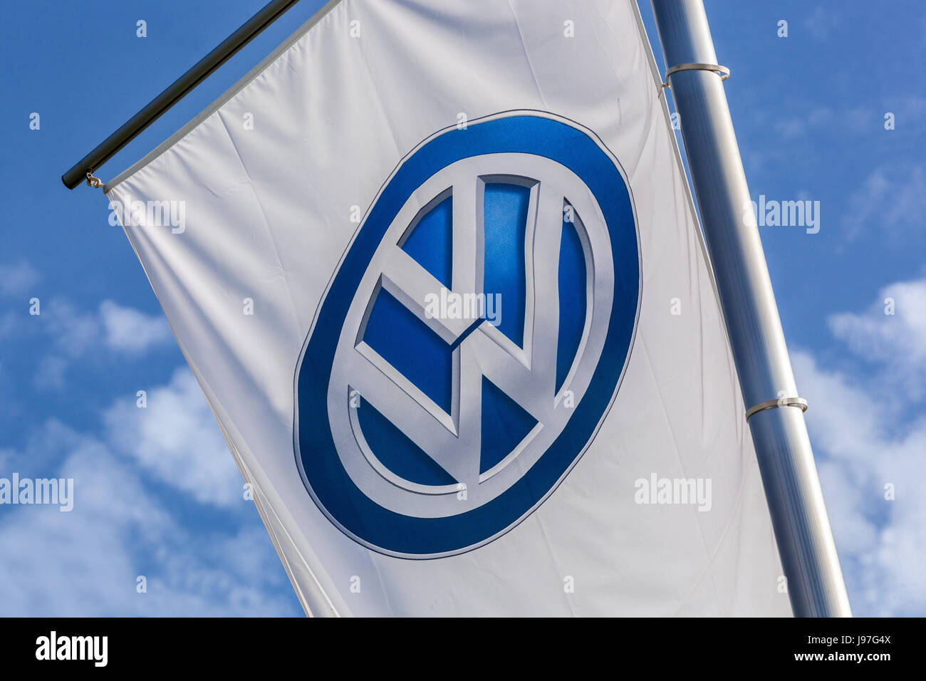 Cartello con il logo VW Volkswagen sull'asta Foto Stock