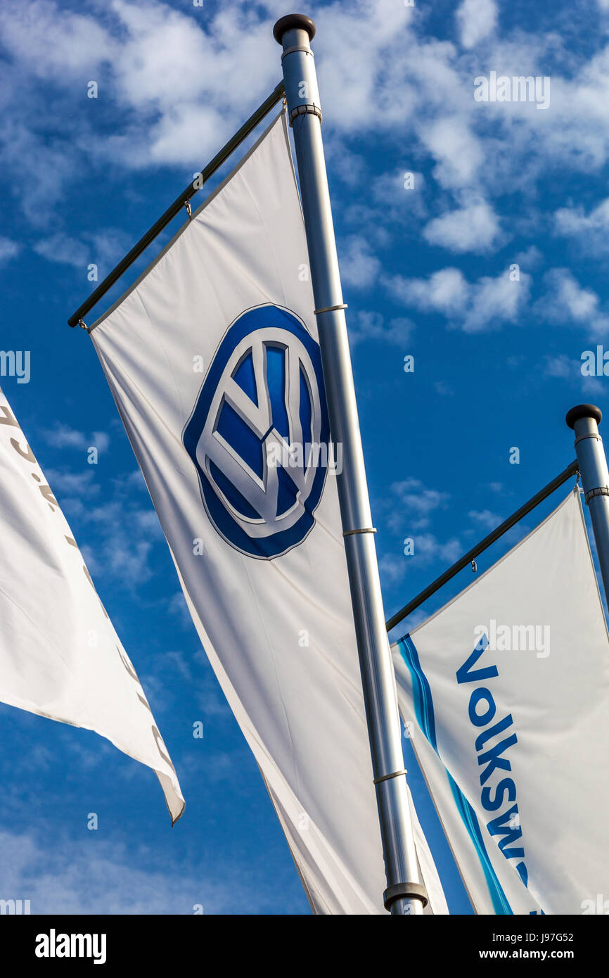 VW logo sulla bandiera di fronte Glaeserne Manufaktur, fabbrica trasparente, Volkswagen Fabbrica, la produzione di auto, Dresda, Sassonia, Germania, Europa Foto Stock