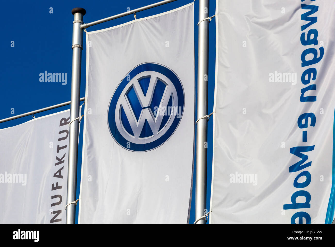 VW logo sulla bandiera di fronte Glaeserne Manufaktur, fabbrica trasparente, Volkswagen Fabbrica, la produzione di auto, Dresda, Sassonia, Germania, Europa Foto Stock
