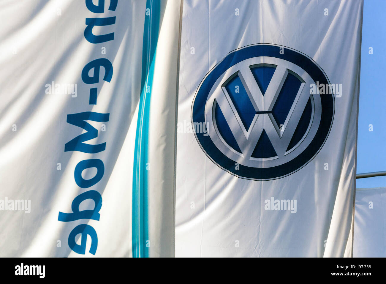 VW logo sulla bandiera di fronte Glaeserne Manufaktur, fabbrica trasparente, Volkswagen Fabbrica, la produzione di auto, Dresda, Sassonia, Germania, Europa Foto Stock