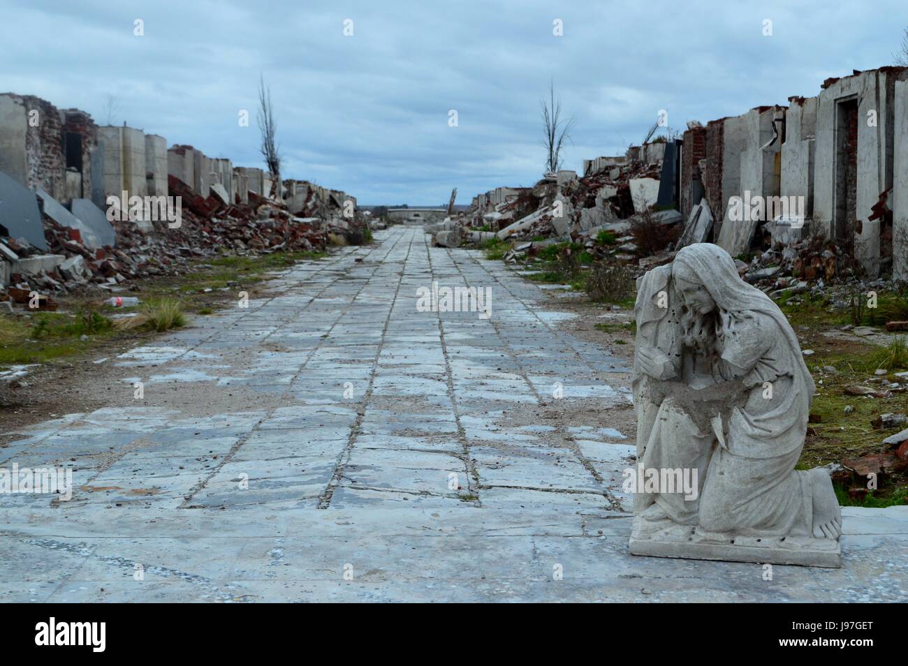 Statua muta testimonianza del cimitero distrutte dalla forza della natura Foto Stock