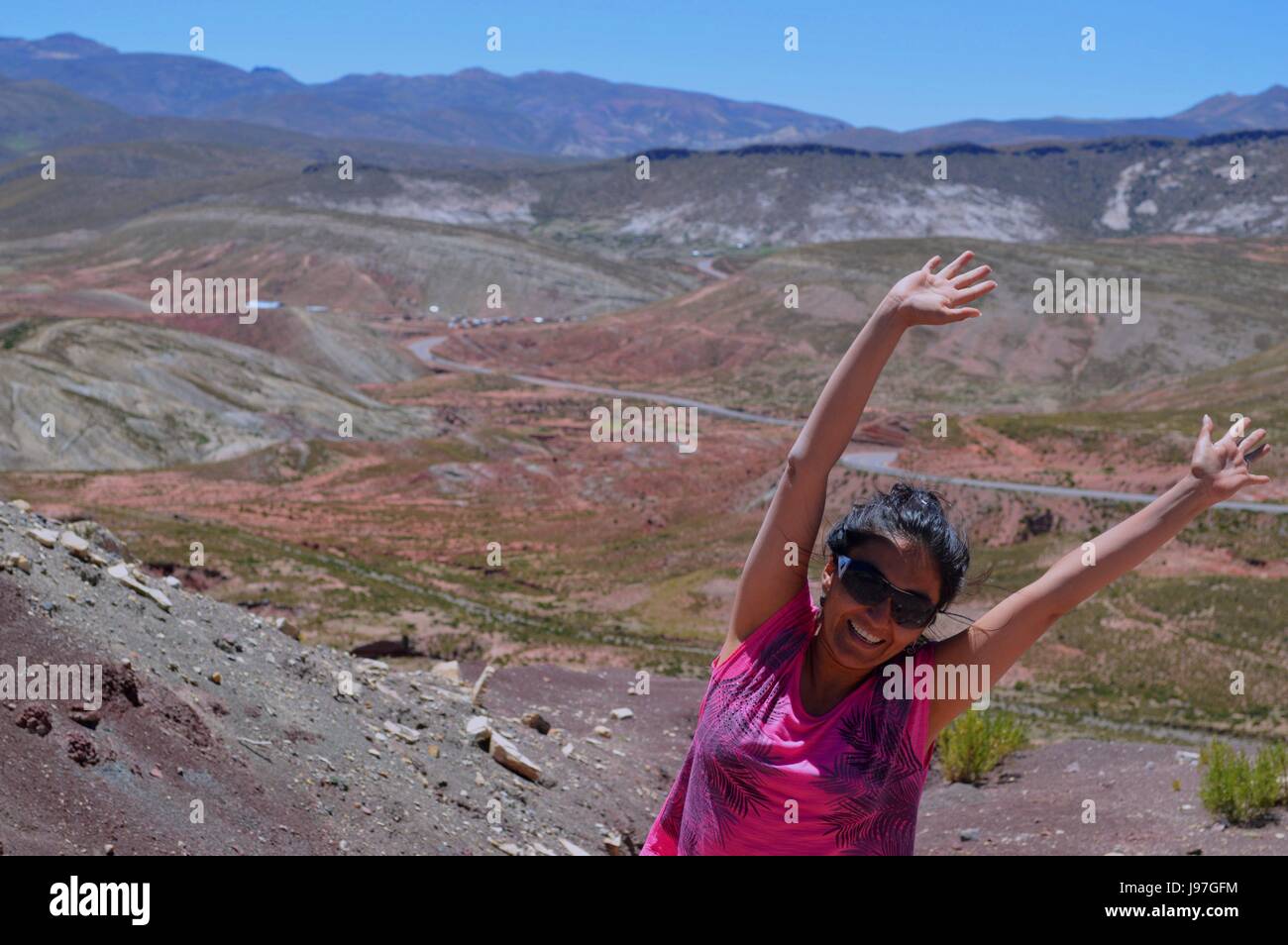 La donna si tuffa nei colori del paesaggio boliviano Foto Stock