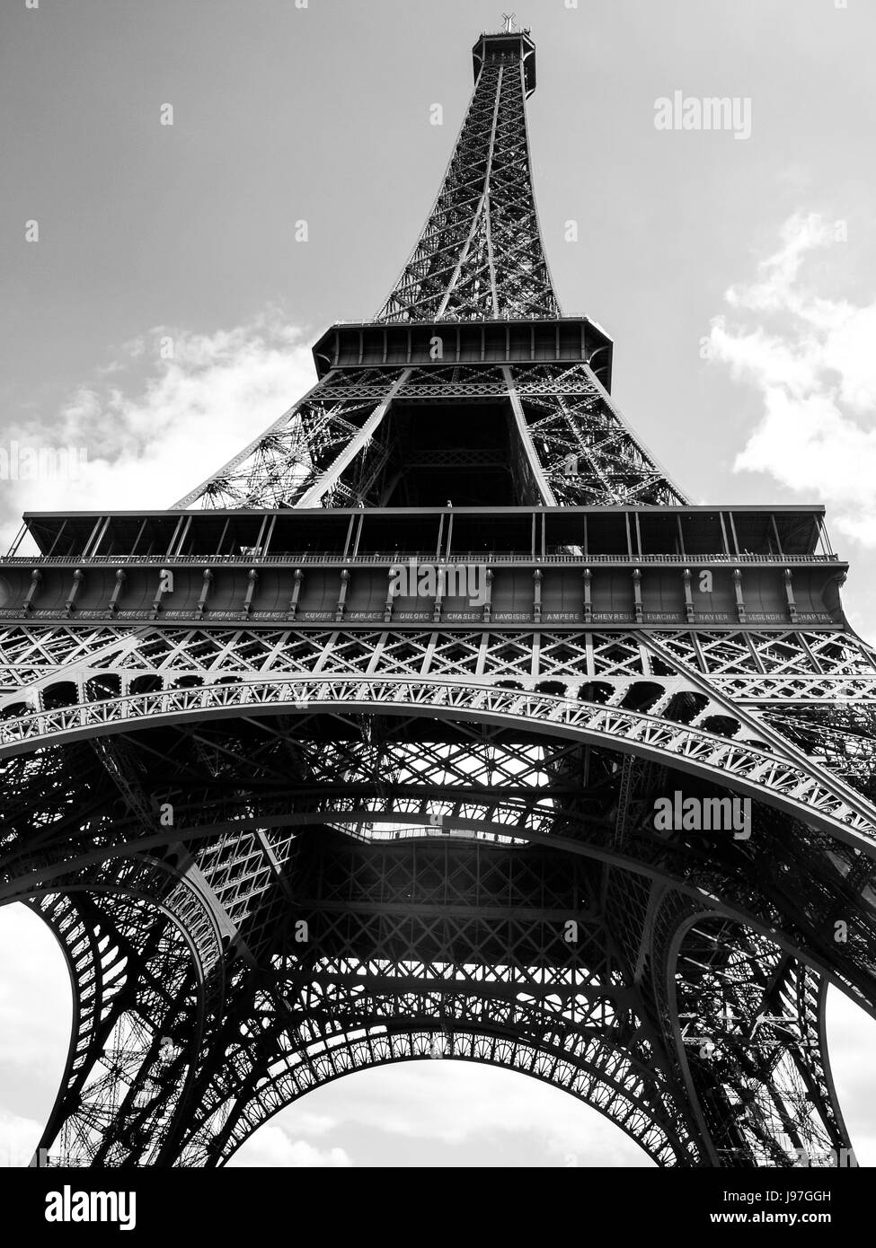 Torre Eiffel, Francia, dalla parte anteriore. Parziale vista verso l'alto della torre Eiffel. Foto Stock