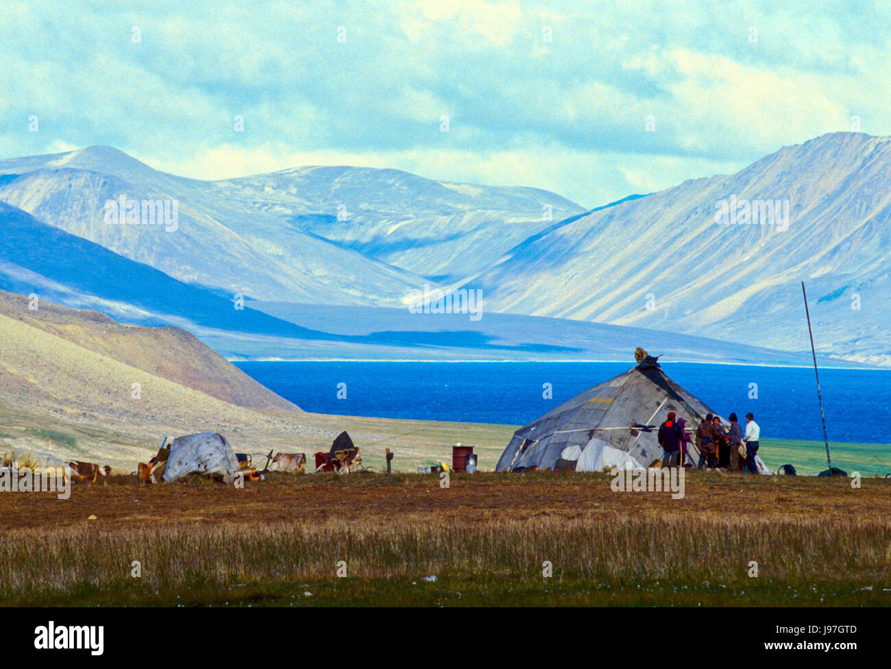 Chukchi nomadi allevatori di renne' yurt encampment sul Chukchi o penisola Chukotka, in Estremo Oriente russo. Foto Stock