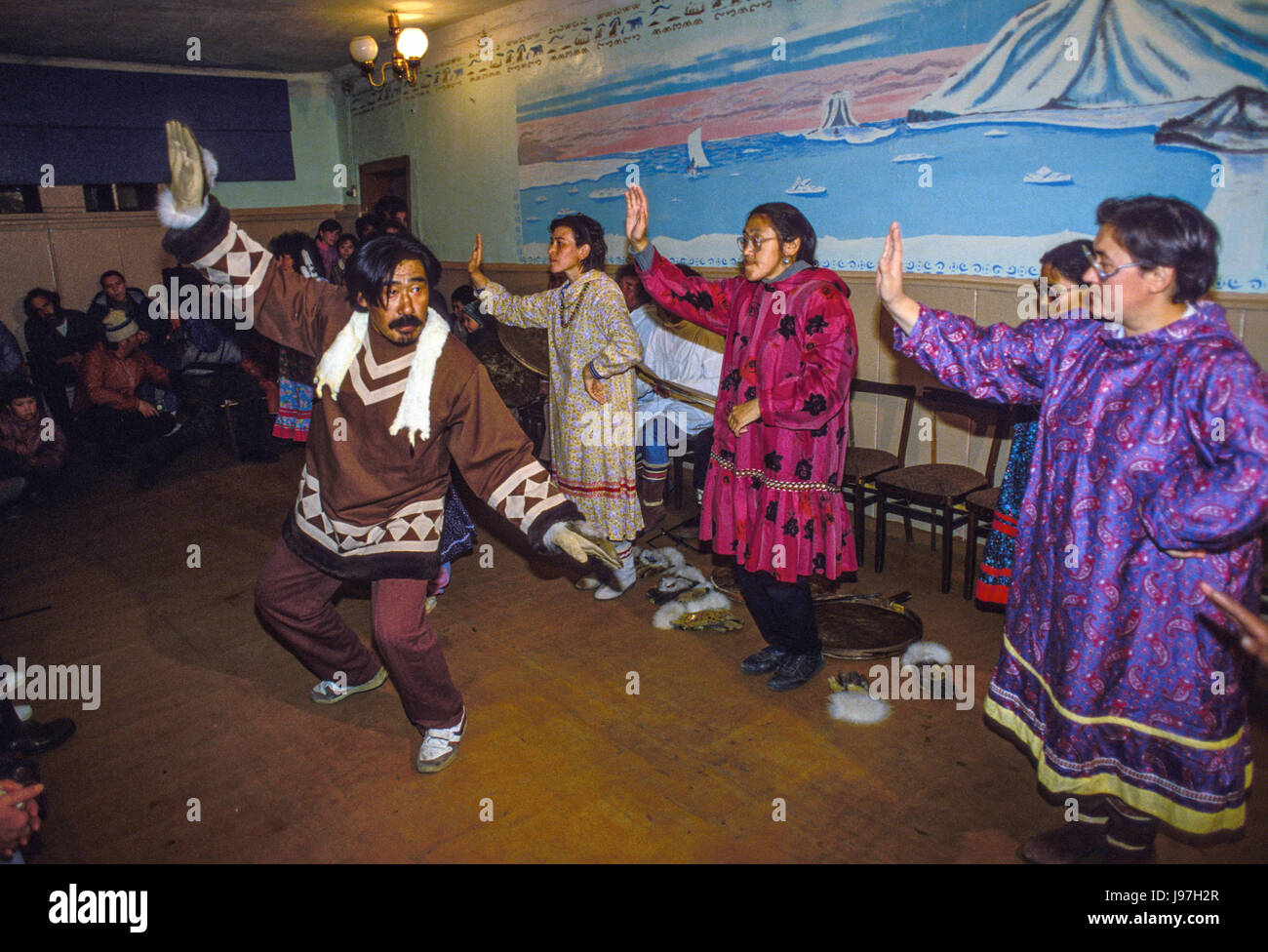 Balli tradizionali presso un centro comunitario a Yupik villaggio di Uelen, Chukotka, Russia in Estremo Oriente. Foto Stock
