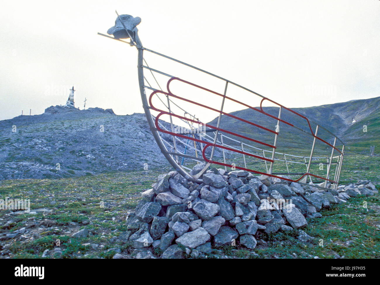 Monumento ai tradizionali cacciatori di tricheco a Capo Dezhnev, Estremo Oriente Russo, la più lontana a est di Eurasia. Foto Stock