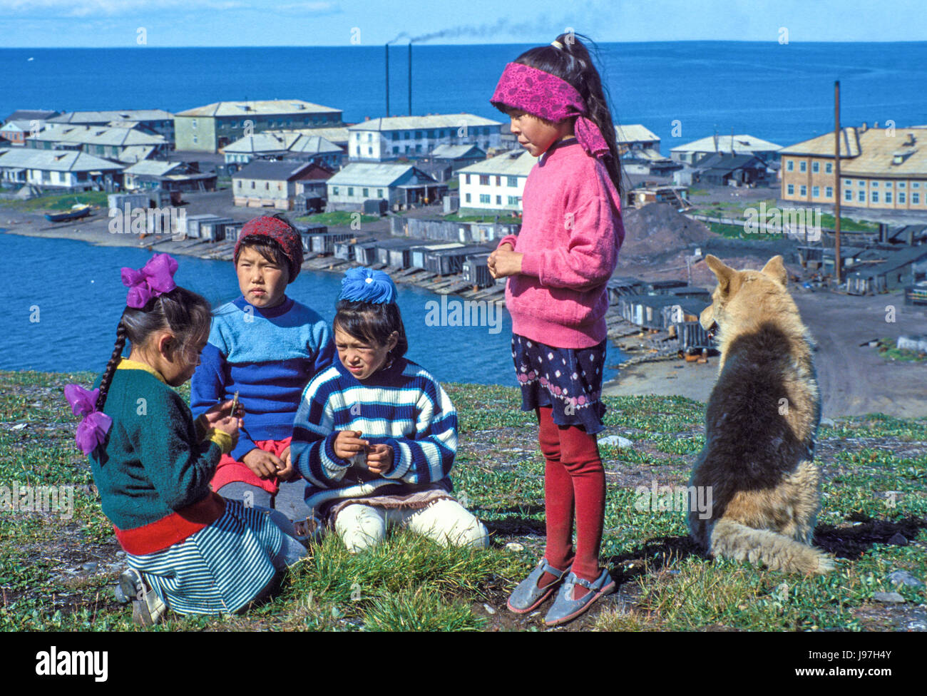 Miscelato gruppo razziale russo di bambini che giocano su una collina sopra il villaggio Yupik di Uelen, Chukotka, Russia in Estremo Oriente. Foto Stock