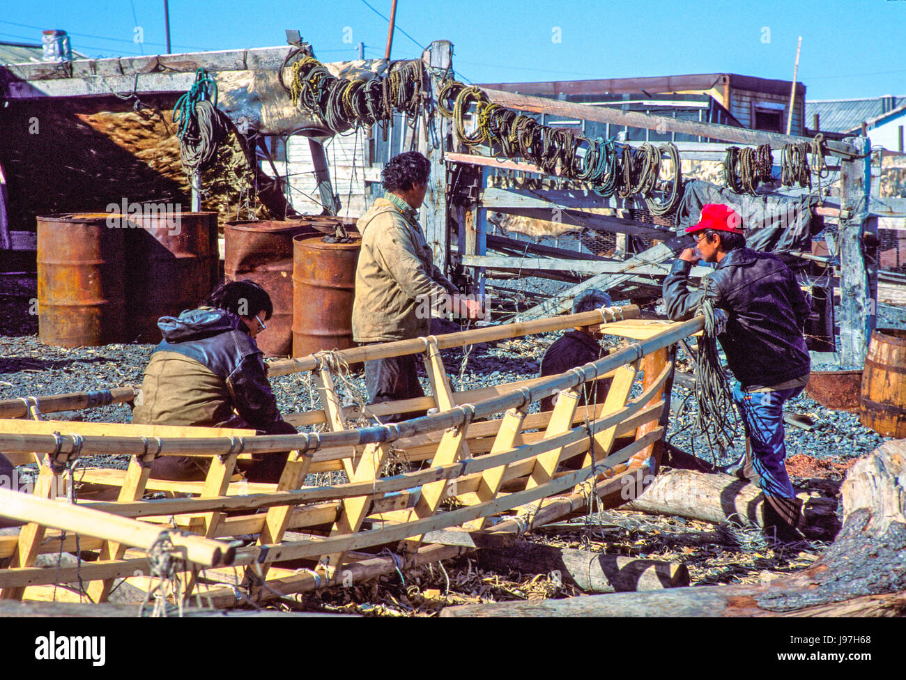 Edificio umiaks o il tradizionale trichechi nascondi imbarcazioni presso il villaggio Yupik di Uelen, Chukotka, Russia in Estremo Oriente. Foto Stock