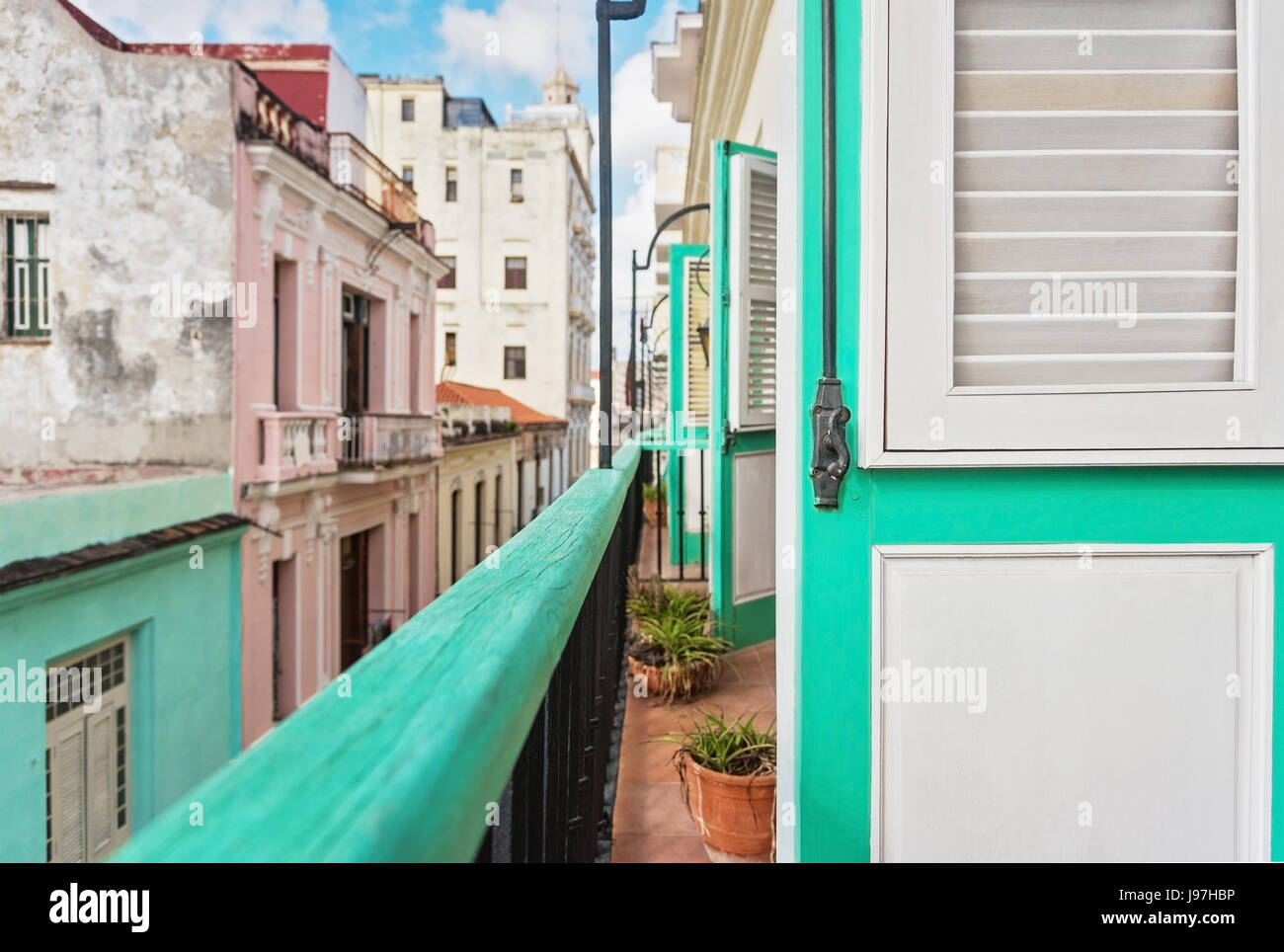 Cuba, La Habana, edificio terrazza con porte turchese Foto Stock