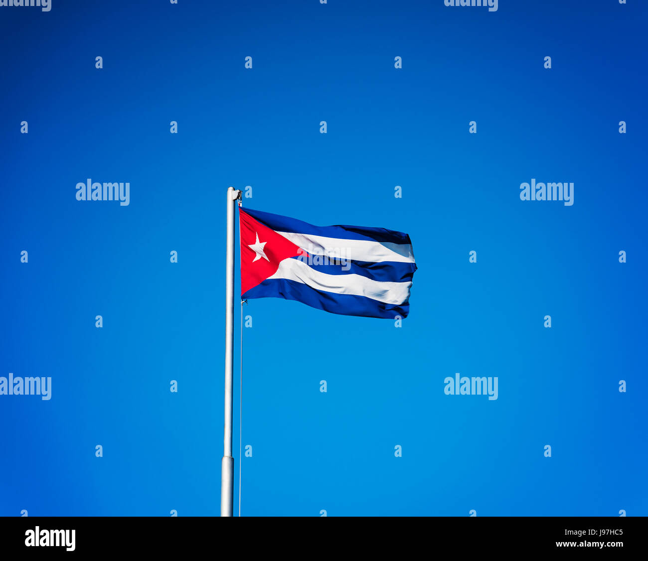 Cuba, La Habana, Cuba con bandiera blu cielo Foto Stock
