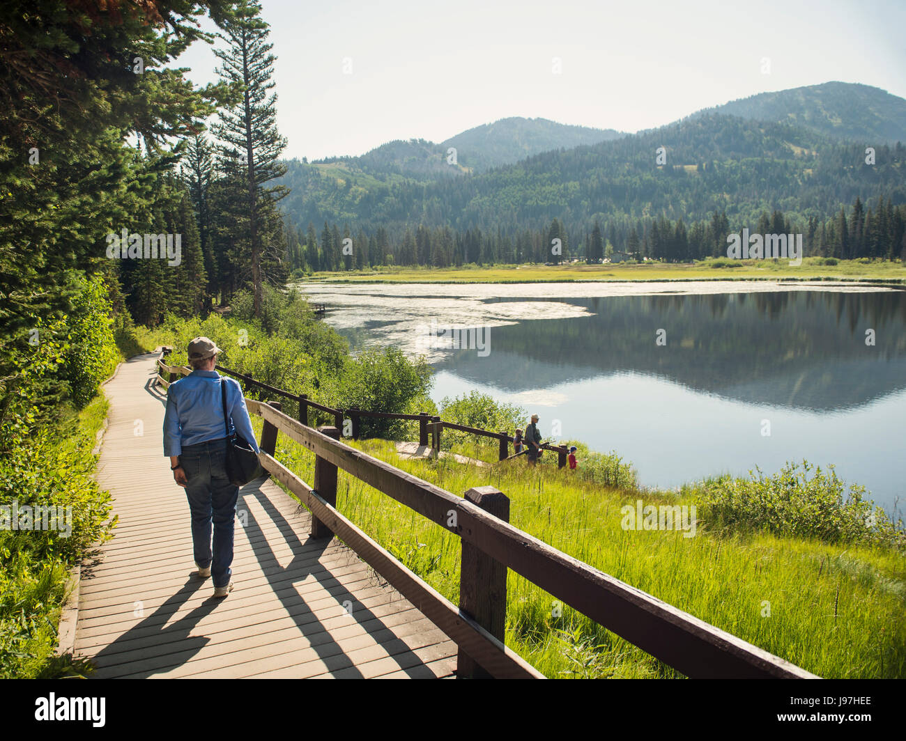 Stati Uniti d'America, Utah, Lake City, i nonni con i nipoti (4-5) di trascorrere del tempo sul lago di garda Foto Stock