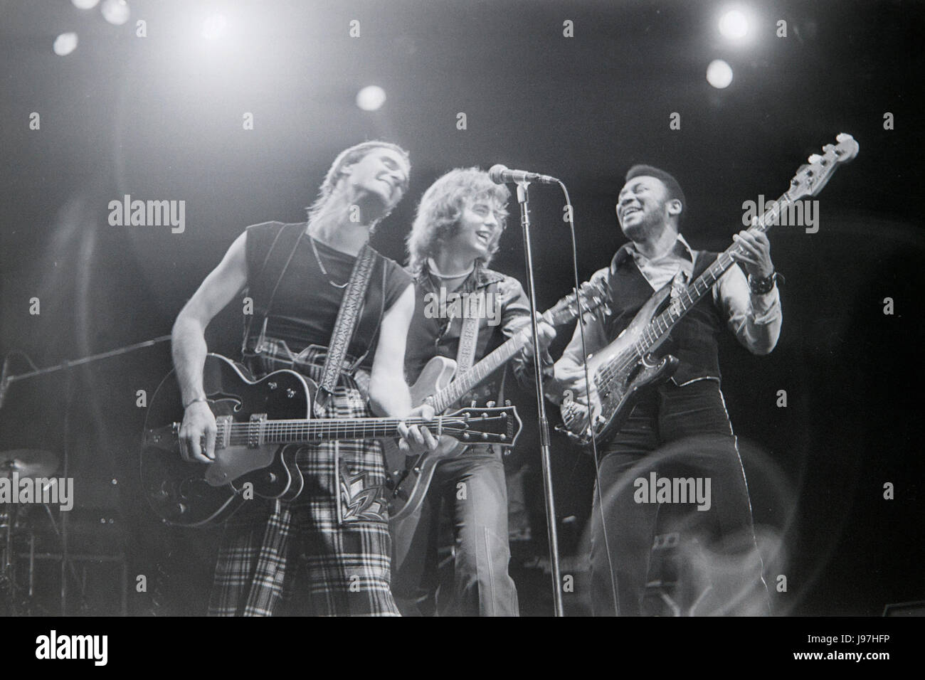 Steve Harley, George Ford e Jo Partridge dell'inglese pop rock band Cockney Rebel, sul palco in Hammersmith London, nel1976. Foto Stock