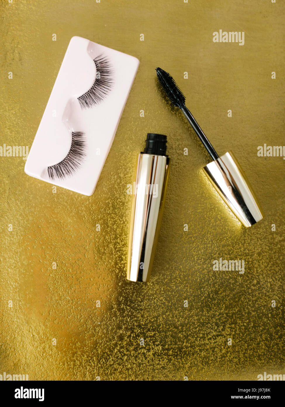 Mascara e ciglia finte su sfondo lucido Foto Stock